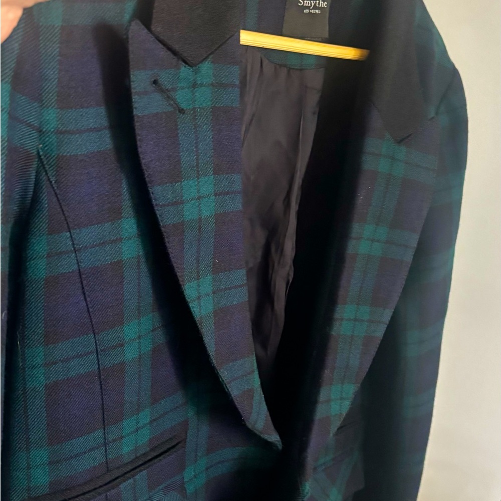 Fabulous, well-designed, classic Smythe blazer. 
Looks great with jeans.